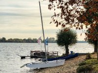 Gelandet  iPhone 8 plus  - 31.Oktober 2021 - : Landschaft, Anleger, Herbst, Xantener Nordsee, Segelboot