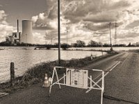 Gesperrte Straße in den Fluss  iPhone 8 Plus  7.März 2020 : Rhein, Fluss, Straße, Hochwasser, Kraftwerk