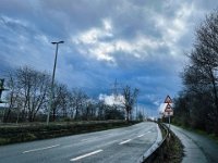 Nasse Straße, dramatischer Himmel  iPhone 13 Pro Max  - 08.01.2023 -