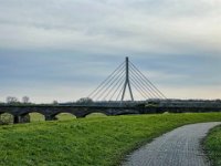 Hinterm Viadukt die Weseler Rheinbrücke  iPhone 13 Pro Max  - 30.12.2022 -