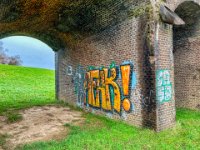 Verstümmelte Botschaft  iPhone 13 Pro Max  - 10.01.2023 - : Ruine, Graffiti, Viadukt