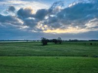 Rheinwiesen am Morgen  iPhone 13 Pro Max  - 24.12..2022 - : Landschaft, Fluss, Wolken, Himmel, Rheinwiesen, Rhein