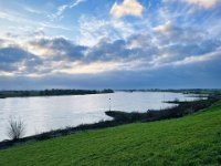 Der Rhein bei Büderich  iPhone 13 Pro Max  - 24.12..2022 - : Landschaft, Fluss, Wolken, Himmel, Rheinwiesen, Rhein
