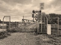 Gesperrte alte Hebebrücke in Duisburg-Homberg  iPhone 8 Plus   - 22.Oktober 2019 - : Landschaft, Weg, Blumen, Baustelle, Gitter, Brücke