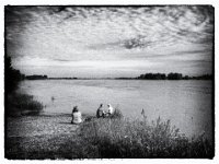 Familie am Fluss  iPhone 5S, Film Noir Bearbeitung - 23.06.2016 - : Fluss, Himmel, Menschen, Rhein, Schiff, Wolken