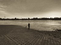 Abends am Rhein  iPhone 8 plus,  Sepia grafische Umsetzung  - 09.November 2018 - : Abenddämmerung, Abendrot, Anleger, Fähre, Fluss, Kind, Mann, Orsoy, Rhein, Rheinufer, Sonnenuntergang, Walsum