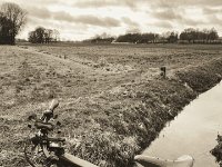 Fahrradtour an einem grauen, nieseligen Januartag  iPhone 8 plus, sepia analog Bearbeitung  - 06.Januar 2019 - : Fahrrad, Graben, Landschaft, Winora, Yakun Urban