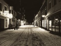 Xanten, Winterliche Marsstraße in der Frühe  iPhone 8 plus, sepia Umsetzung  - 23.Januar 2019 - : Laterne, Mensch, Morgengrau, Schaufenster, Schnee, Straße, Winter, Xanten