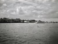 Starker Schiffsverkehr auf dem Rhein  Chinon Auto 3001 Multifocus, Kentmere Pan 100  - 06.08.2026 -