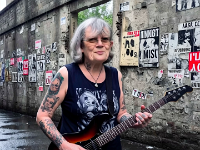 Sanfte Rockmusikerin  Eigene Fotografie und "Image Playground"  Bearbeitung  - 30.09.2026 -