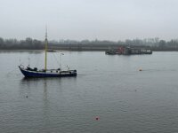 Fischerkahn und Flussbagger  iPhone 17 Pro Max  - 28.01.2026 -